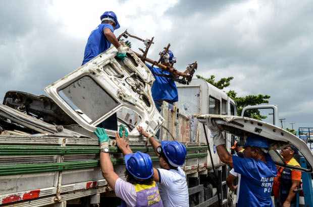 Operação para retirada de obstáculos das calçadas. Foto: Irandi Souza/PCR/Divulgação.