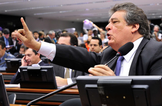"Fico indignado com o comportamento da oposição, que, de forma irresponsável, pede o impeachment de Dilma, uma mulher honrada, diferente de Eduardo Cunha", diz Silvio Costa (PSC)