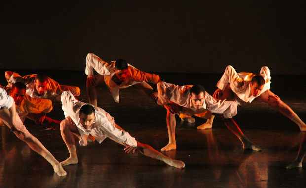 O espet&aacute;culo explora o corpo dos dan&ccedil;arinos, com coreografia que representa os sonhos e aspira&ccedil;&otilde;es. Foto: Divulga&ccedil;&atilde;o/