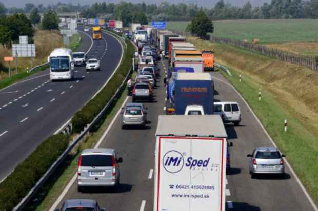 Engarrafamenro em rodovia perto da fronteira entre Hungria e Áustria devido à patrulha da polícia em busca de traficantes de seres humanos, no dia 31 de agosto de 2015. Foto: AFP/Andras Bertleff