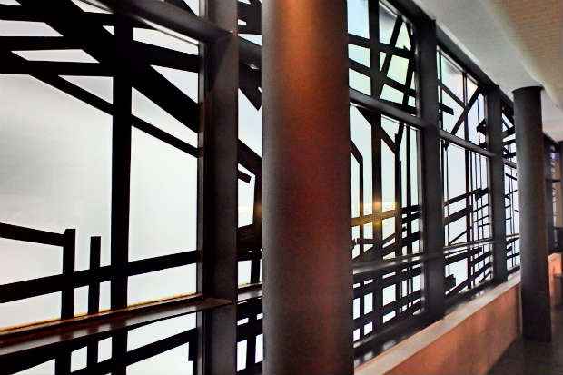 Instalação sem título no térreo faz uso da perspectiva em sua concepção. Crédito: Carla Meneghini/Divulgação