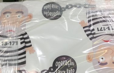 Caixas com adesivos chegaram hoje no Recife. Foto: Reprodução