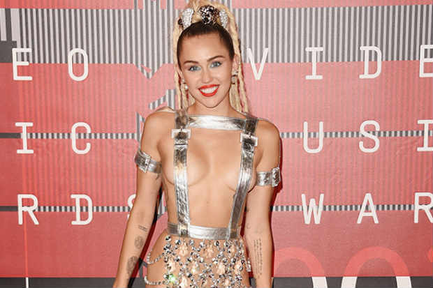 O vídeo mostra Miley respondendo os comentários. Foto: hollywoodlife.com/Reprodução/ O vídeo mostra Miley respondendo os comentários. Foto: hollywoodlife.com/Reprodução/