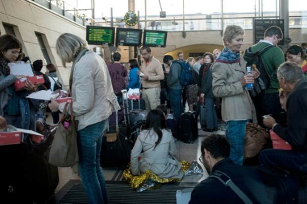 Passageiros aguardam na estação Calais-Frethun, norte da França. Foto: Denis Charlet/AFP/ Passageiros aguardam na estação Calais-Frethun, norte da França. Foto: Denis Charlet/AFP/