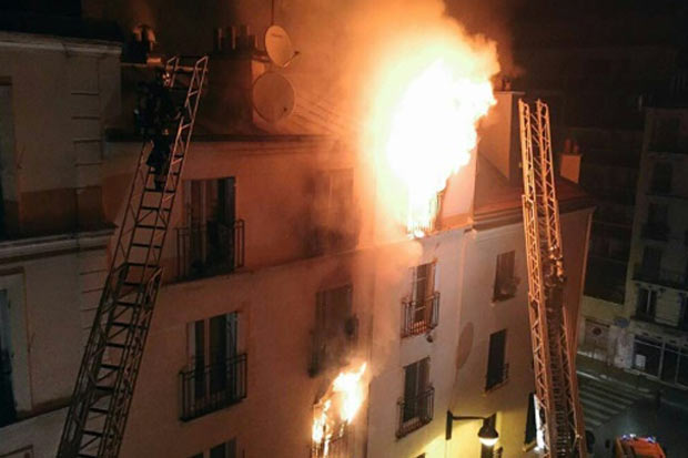 Oito pessoas, incluindo duas crianças, morreram na madrugada desta quarta-feira em um incêndio num edifício de um bairro popular do norte de Paris. Foto: Norman Grandjean/AFP/ Oito pessoas, incluindo duas crianças, morreram na madrugada desta quarta-feira em um incêndio num edifício de um bairro popular do norte de Paris. Foto: Norman Grandjean/AFP/