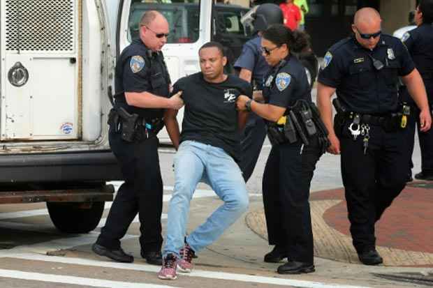 Homem é preso durante distúrbios em frente ao tribunal de Baltimore. Foto: Getty/AFP/Arquivos Chip Somodevilla/ Homem é preso durante distúrbios em frente ao tribunal de Baltimore. Foto: Getty/AFP/Arquivos Chip Somodevilla/