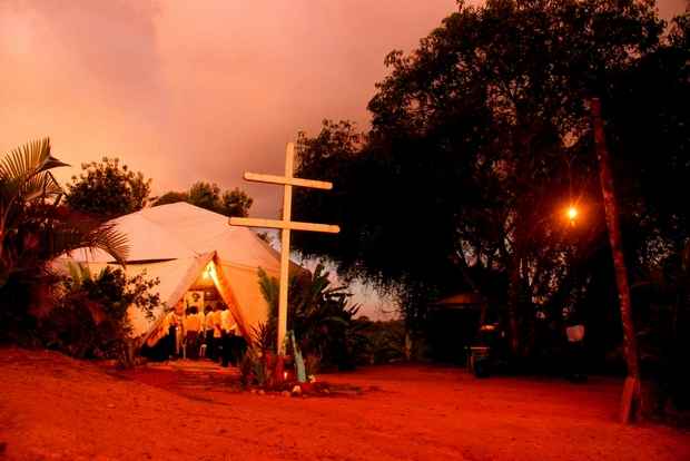 Templo consiste de uma estrutura de bambus coberta por uma lona branca, localizado no ponto mais alto do terreno. Foto: Isaías Belo/ Cortesia/