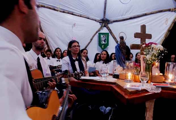 A cerimônia é quase toda cantada, com violões e chocalhos acompanhando os hinos, que lembram mantras; os músicos se revezam para beber o chá. Foto: Isaías Belo/ Cortesia