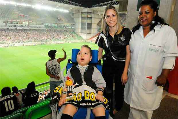 Arthur, de 5 anos, vai ao Independência torcer pelo Galo ao lado da mãe, Manuela, e da enfermeira, Lúcia. (Foto: Ramon Lisboa/EM/D.A Press)/ Arthur, de 5 anos, vai ao Independência torcer pelo Galo ao lado da mãe, Manuela, e da enfermeira, Lúcia. (Foto: Ramon Lisboa/EM/D.A Press)/