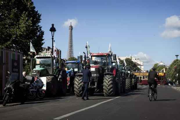 Agricultores estacionam estacionam cerca de 1,5 mil tratores em frente ao Parlamento francês, em manifestação por incentivos ao setor. Foto: Etienne Laurent/Agência Lusa/ Agricultores estacionam estacionam cerca de 1,5 mil tratores em frente ao Parlamento francês, em manifestação por incentivos ao setor. Foto: Etienne Laurent/Agência Lusa/