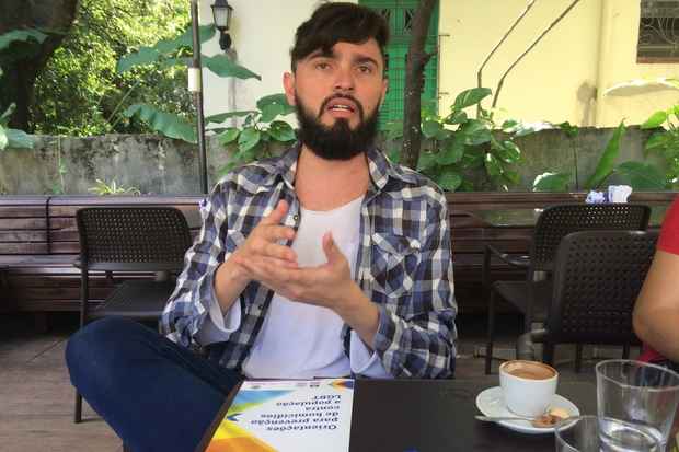 Lucas Miranda recebeu o folder de um amigo que prestou queixa por homofobia e recebeu o material na secretaria. Foto: Tércio Amaral/DP/D.A. Press/ Lucas Miranda recebeu o folder de um amigo que prestou queixa por homofobia e recebeu o material na secretaria. Foto: Tércio Amaral/DP/D.A. Press/