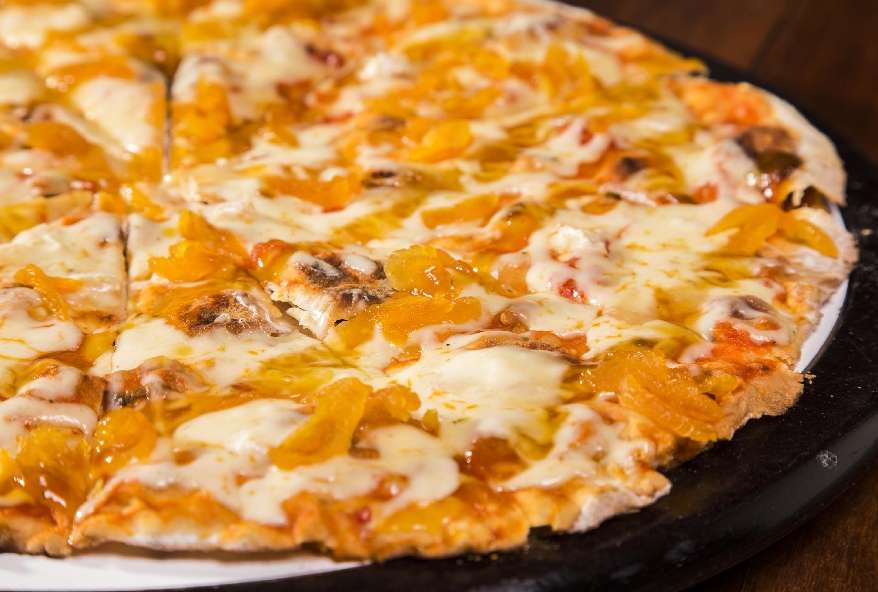 Pizza de Queijo brie com damasco é uma das opções do cardápio. Foto: Paulo Romão/Divulgação/ Pizza de Queijo brie com damasco é uma das opções do cardápio. Foto: Paulo Romão/Divulgação/