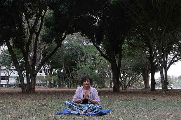 Maria Conceição aderiu à ioga após descobrir que tinha osteoporose e comemora a redução das dores na região lombar: "Depois que comecei a praticá-la, me senti mais leve". Foto: Rodrigo Nunes/Esp CB/DA Press