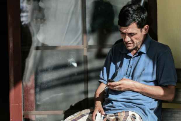 Abdullah Kurdi, pai da família atingida pela tragédia, aguarda em necrotério. Foto: Ozan Kose/ AFP/