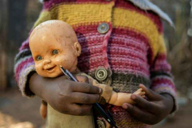 As meninas deveriam brincar menos com bonecas e mais com brinquedos típicos de meninos, como jogos de construção, mais favoráveis ao desenvolvimento da criatividade. Foto: AFP/Mujahid Safodien./ As meninas deveriam brincar menos com bonecas e mais com brinquedos típicos de meninos, como jogos de construção, mais favoráveis ao desenvolvimento da criatividade. Foto: AFP/Mujahid Safodien./