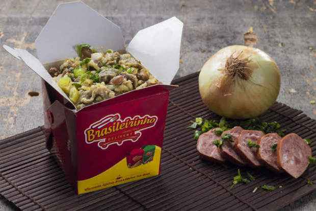 Embalagens de comida japonesa ganham recheios de comida nacional no Brasileirinho Delivery. Foto: André Polvani/Divulgação/ Embalagens de comida japonesa ganham recheios de comida nacional no Brasileirinho Delivery. Foto: André Polvani/Divulgação/
