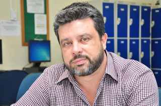 Professor analisa que a banalização da corrupção causa perda da autoestima e do orgulho, levando os indivíduos a se considerarem "bobos" e acreditar que estão num "vale tudo"