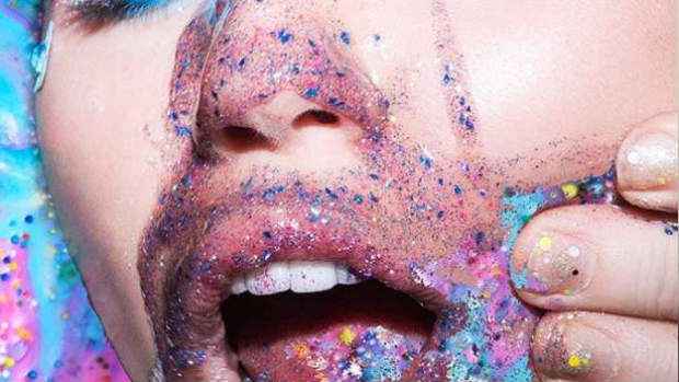 Clipe de "Dooo it" dividiu as opniões dos fãs de Miley Cyrus. No canal oficial da cantora no YouTube, 58 mil pessoas avaliaram o material positivamente, enquanto 62 mil marcaram a opção "não gostei". Foto: Divulgação/