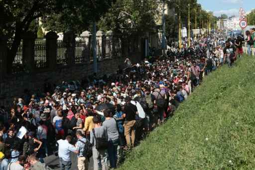 Centenas de migrantes deixam a estação de trem de Budapeste a caminho da fronteira com a Áustria, no dia 4 de setembro de 2015
Foto: AFP Ferenc Isza/ Centenas de migrantes deixam a estação de trem de Budapeste a caminho da fronteira com a Áustria, no dia 4 de setembro de 2015
Foto: AFP Ferenc Isza/