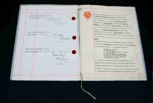 (Arquivo) O primeiro contrato assinado pelos Beatles
© FILES/AFP/Arquivos Ben Stansall/ (Arquivo) O primeiro contrato assinado pelos Beatles
© FILES/AFP/Arquivos Ben Stansall/