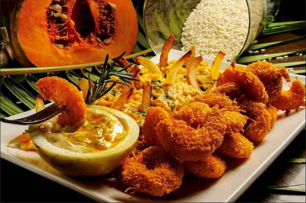 Camarão crocante com coco leva molho de maracujá e risoto de jerimum. É uma das novidades do Menu Due. Fotos: Camarada/Divulgação/ Camarão crocante com coco leva molho de maracujá e risoto de jerimum. É uma das novidades do Menu Due. Fotos: Camarada/Divulgação/