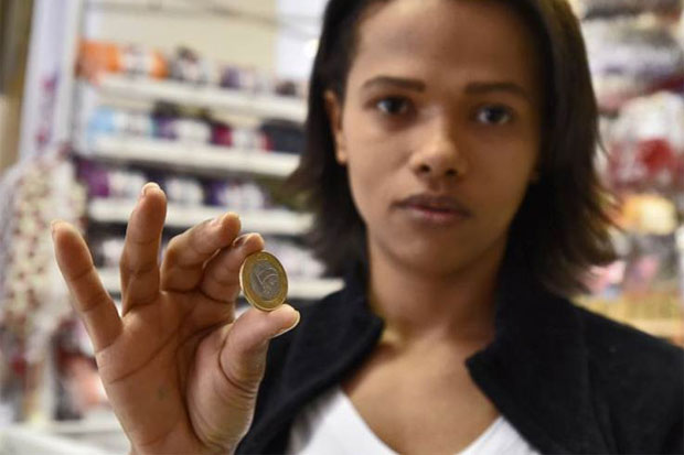 "Quando chegam aqui com cédula alta, sempre peço, com jeitinho, para ver se tem moeda na bolsa" - Joseane de Oliveira, auxiliar de um armarinho. Foto: Breno Fortes/CB/D.A Press/ "Quando chegam aqui com cédula alta, sempre peço, com jeitinho, para ver se tem moeda na bolsa" - Joseane de Oliveira, auxiliar de um armarinho. Foto: Breno Fortes/CB/D.A Press/
