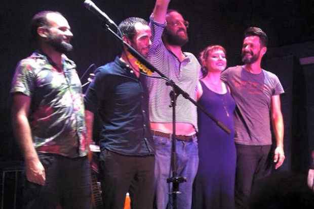 Mallu Magalhães exibiu barriga saliente em show em Portugal. Foto: Facebook/Reprodução
