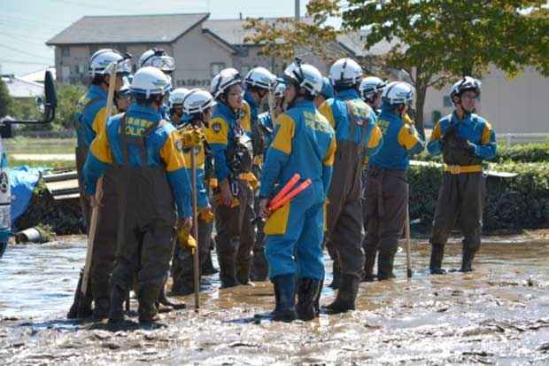 Policiais mobilizados para ajudar a população na cidade japonesa de Joso. Foto: Kazuhiro Nogi/AFP