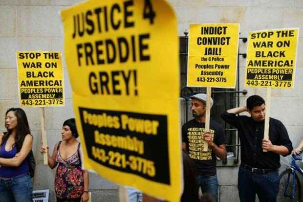 Manifestantes protestam em frente ao tribunal onde são julgados seis policiais pela morte de Freddie Gray, em Baltimore, no dia 2 de setembro de 2015. Foto: Chip Somodevilla/Getty Images North America/AFP/Arquivos