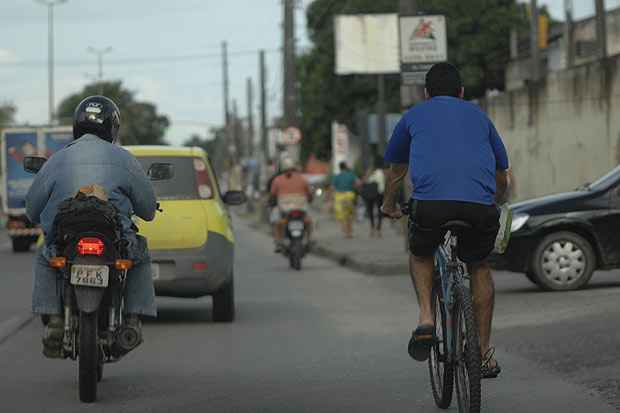 Ciclistas são obrigados a dividir espaço com outros veículos. Foto: Ricardo Fernandes/DP/D.A Press/ Ciclistas são obrigados a dividir espaço com outros veículos. Foto: Ricardo Fernandes/DP/D.A Press/