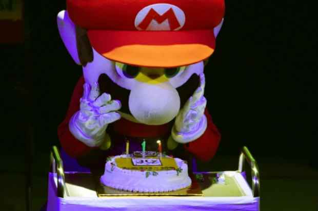 O "Super Mario" apaga as velas de seu anivers&aacute;rio de 30 anos, em T&oacute;quio, no dia 13 de setembro de 2015. Foto: AFP Toshifumi Kitamura/