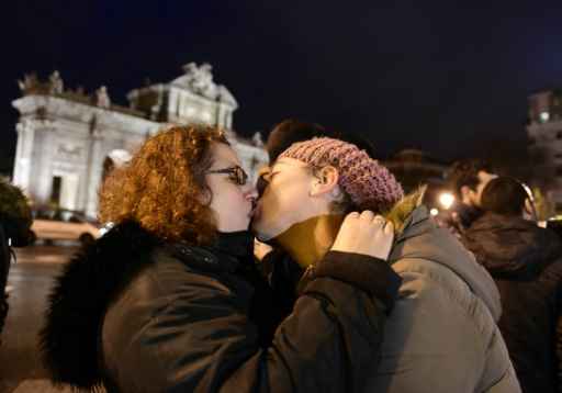 Ativistas dos direitos LGBT se beijam durante manifestação em Madri, no dia 30 de janeiro de 2014. Foto: Pierre-Philippe Marcou /AFP/Arquivos