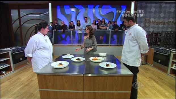 Ana Paula Padrão se garantiu no comando do último episódio. Os outros 16 cozinheiros amadores acompanharam a final nos estúdios da Band