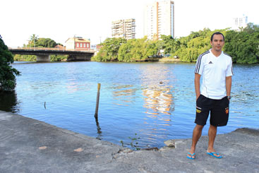 Treinador da equipe de remo do Sport, Bruno França vê  a degradação diária do rio. Foto: Brenda Alcântara/DP/ D.A.Press