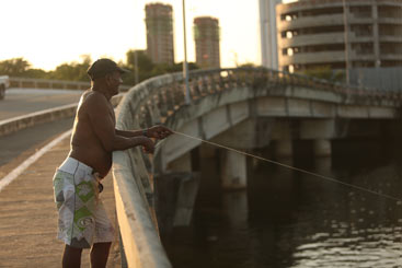Com 40 anos de pesca, Severino reclama do aterramento e da falta de peixe na rede. Foto: Hesíodo Góes/DP/ D.A.Press