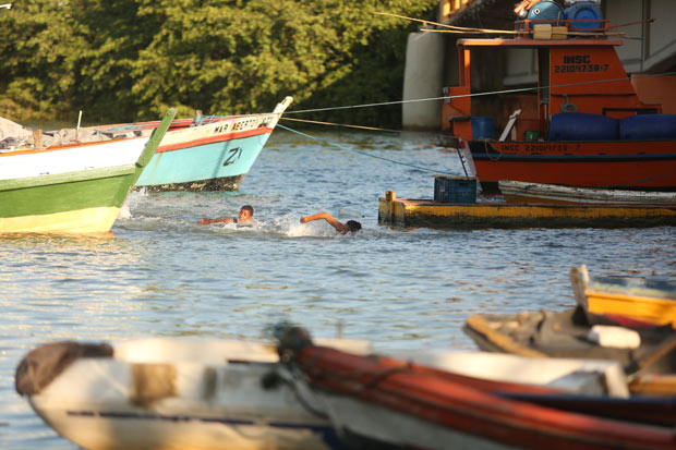 Crianças nadam no Capibaribe sem saber o que representa banhar-se em águas com nível zero de oxigênio. Foto: Hesíodo Góes/ DP/D.A.Press