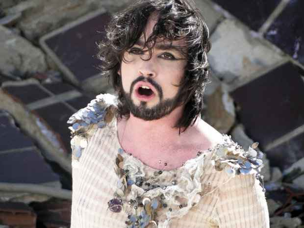 Johnny Hooker lança clipe com estética inspirada nos filmes Contracorrente e Noiva Cadáver. Foto: Erica Colasso/Divulgação/