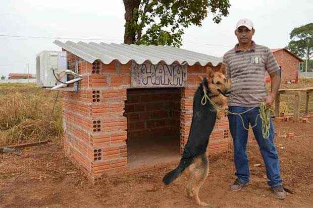 O aparelho foi colocado no canil há três meses por Wiomar, que trabalha com instalação e manutenção de ar-condicionado. Foto: Facebook/Reprodção/