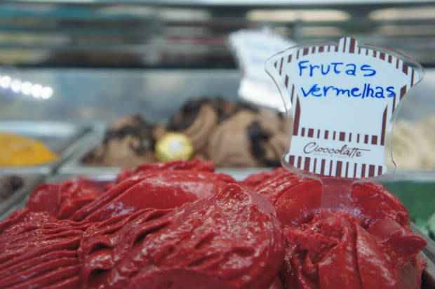 No dia do sorvete uma das op&ccedil;&otilde;es &eacute; o Gelato com frutas vermelhas espanholas da Cioccolatte, no bairro do Recife. Foto: Legenda/Divulga&ccedil;&atilde;o/