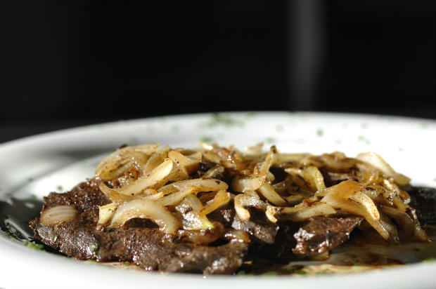 Bife acebolado é uma boa pedida de proteina para o almoço. Foto: Blenda Souto Maior/DP/D.A Press/ Bife acebolado é uma boa pedida de proteina para o almoço. Foto: Blenda Souto Maior/DP/D.A Press/