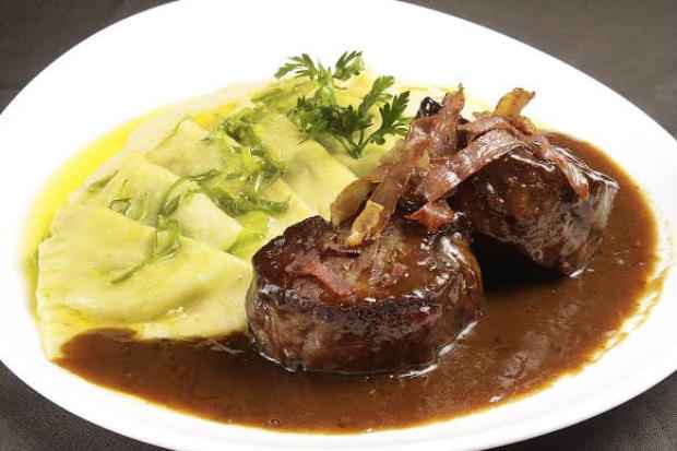 Entre as op&ccedil;&otilde;es dos pratos principais est&aacute; o Filetto Parma feito com medalh&otilde;es ao molho r&ocirc;ti com presunto de Parma e ravi&oacute;li de alho poro ao creme de queijo. Foto: Dig/Divulga&ccedil;&atilde;o/