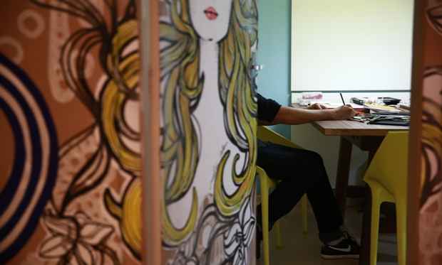 No atelier, Melk produz croquis dos figurinos que vão às passarelas. Em casa, à noite, se dedica às telas da série Ruivas. Foto: Bernardo Dantas/DP/DA Press