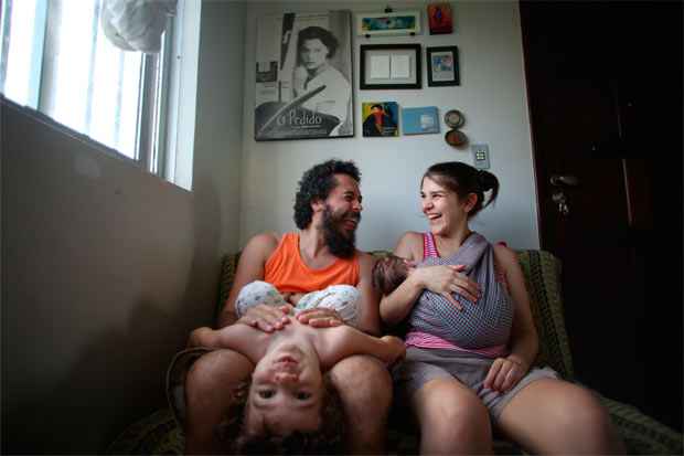 "A gente vê incentivo à paternidade, mas na prática o trocador é no banheiro feminino e a licença paternidade, uma piada sem graça", reclama Laura, ao lado do marido e dos filhos. Foto: Hesiodo Goes/Esp. DP/D.A/ "A gente vê incentivo à paternidade, mas na prática o trocador é no banheiro feminino e a licença paternidade, uma piada sem graça", reclama Laura, ao lado do marido e dos filhos. Foto: Hesiodo Goes/Esp. DP/D.A/