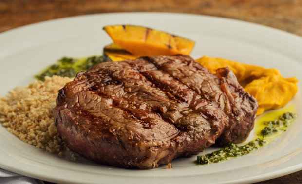 Bife de Ancho chega à mesa com farofa de biju e purê de abóbora