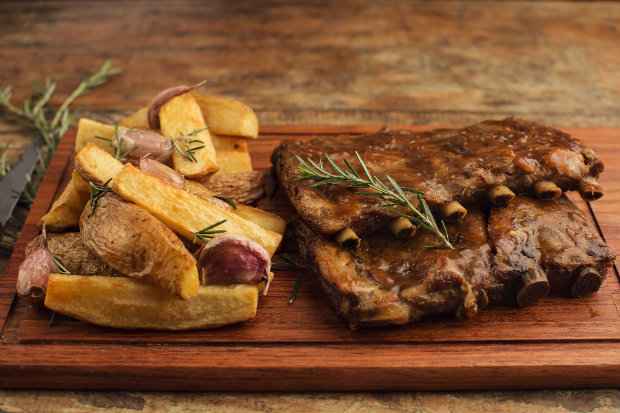 Costela de porco confitada é uma boa opção de entrada e vem com batatas rústicas