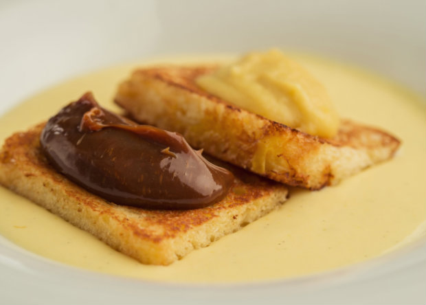 Rabanada é acompanhada de creme inglês com baunilha e raspas de laranja, doce de leite e purê de maçã