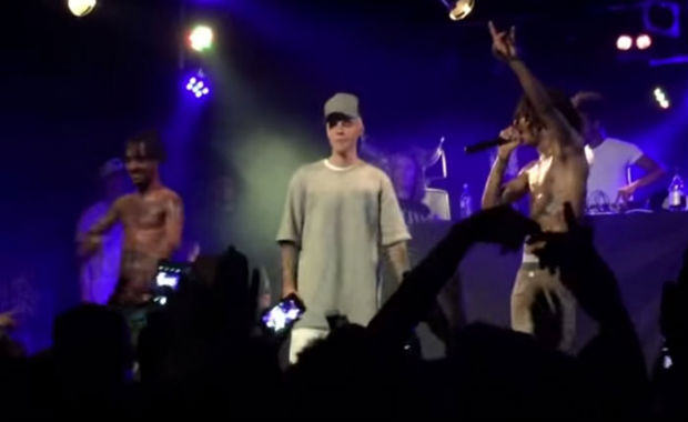 Justin Bieber no palco com a dupla Rae Sremmurd. Foto: YouTube/Reprodução