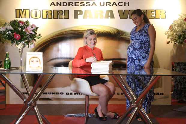 Andressa Urach autografa livros para fiéis na Livraria Cultura do Paço Alfandega. Foto: Hesiodo Goes/Esp. DP/D.A Press/ Andressa Urach autografa livros para fiéis na Livraria Cultura do Paço Alfandega. Foto: Hesiodo Goes/Esp. DP/D.A Press/