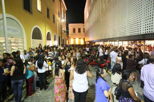 A fila chegava até a Rua Madre de Deus, ao lado do Paço Alfândega, no Bairro do Recife. Foto: Hesiodo Goes/Esp. DP/D.A Press