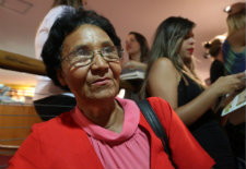 A cabelereira Ezilva Marinho, 60 anos, quis ver de perto a transformação de Urach. Foto: Hesiodo Goes/Esp. DP/D.A Press
